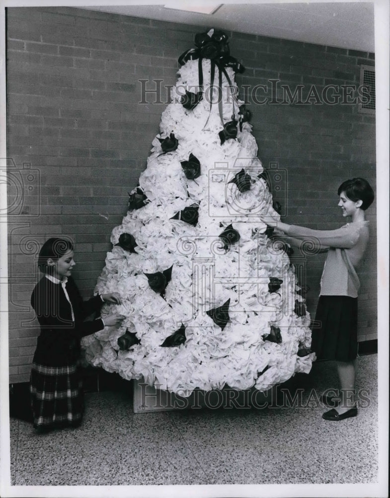 1956 Press Photo Wendy Zak And Pat Radcliffe Decorating Christmas Tree