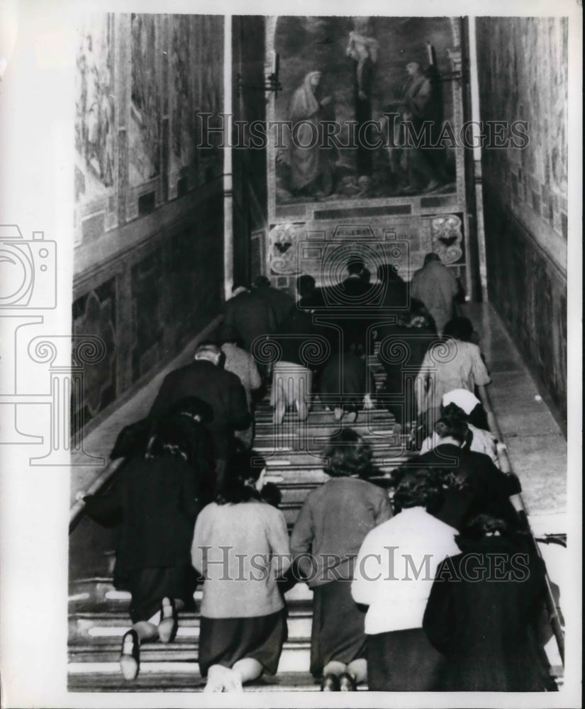 1965 Press Photo Faithful Climbing Steps of Holy Stair on Knees