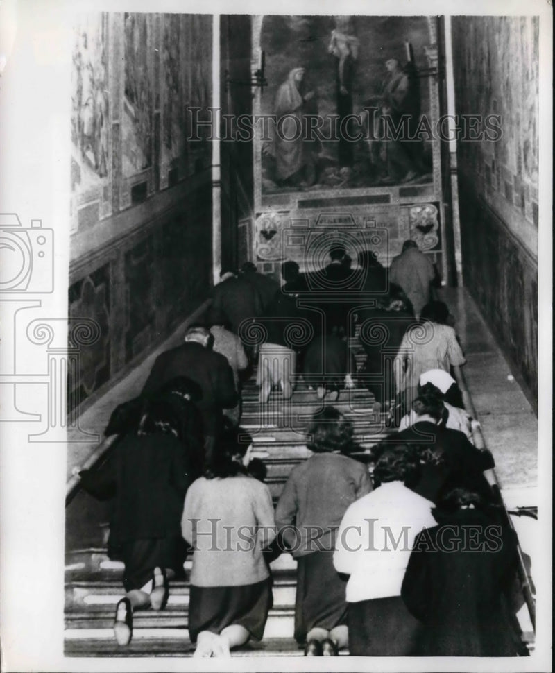 Load image into Gallery viewer, 1965 Press Photo Faithful Climbing Steps of Holy Stair on Knees
