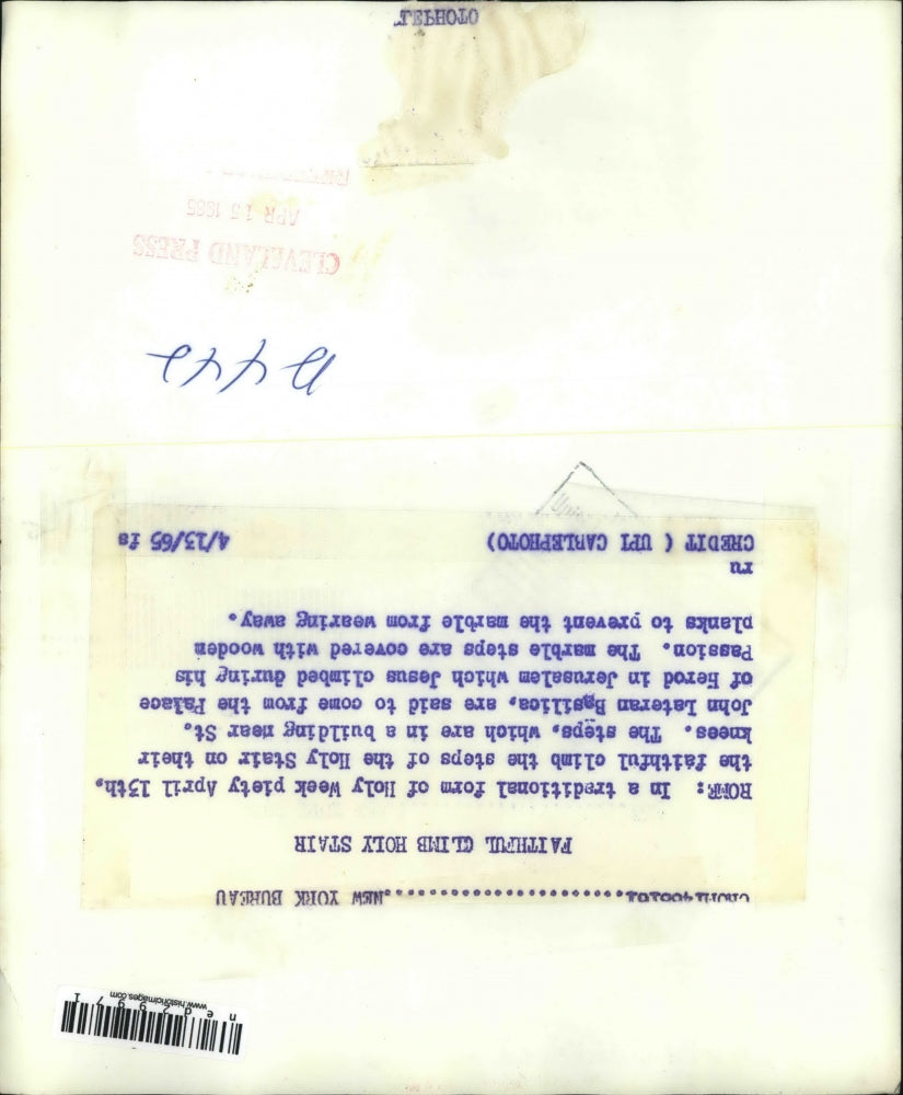 1965 Press Photo Faithful Climbing Steps of Holy Stair on Knees