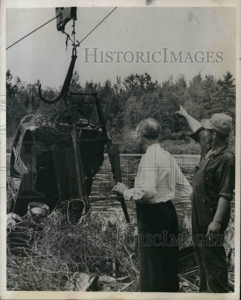 1942 Press Photo M.L Shearer and Paul Whitman Recovering Junked Cars from Lake