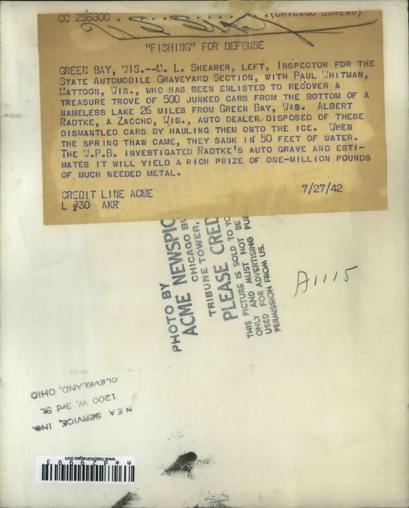 1942 Press Photo M.L Shearer and Paul Whitman Recovering Junked Cars from Lake