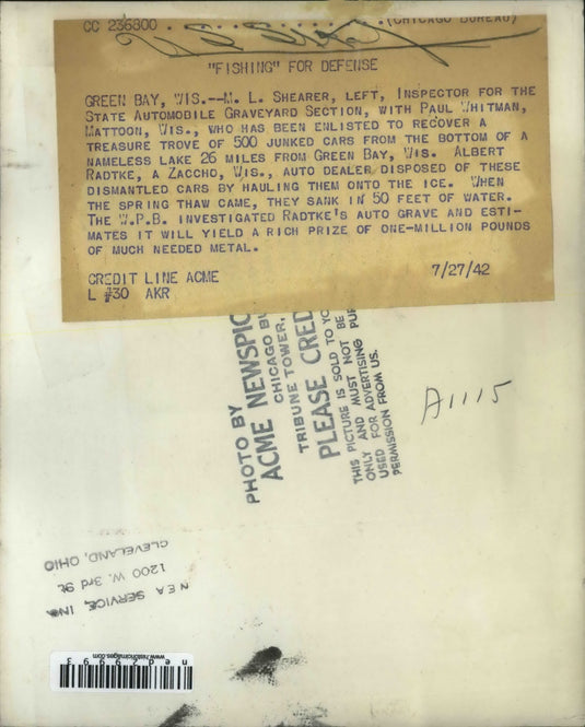 1942 Press Photo M.L Shearer and Paul Whitman Recovering Junked Cars from Lake