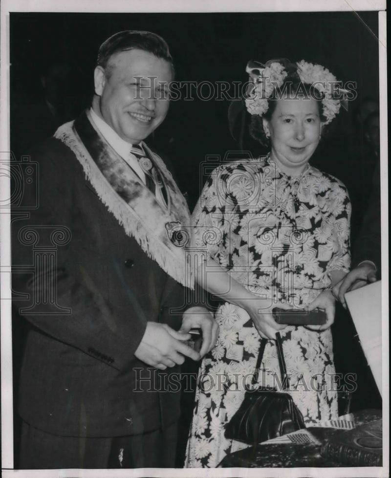 Load image into Gallery viewer, 1953 Press Photo Iowa City Iowa Mrs Ruby Baker Ciler who with a neighbor Beverly
