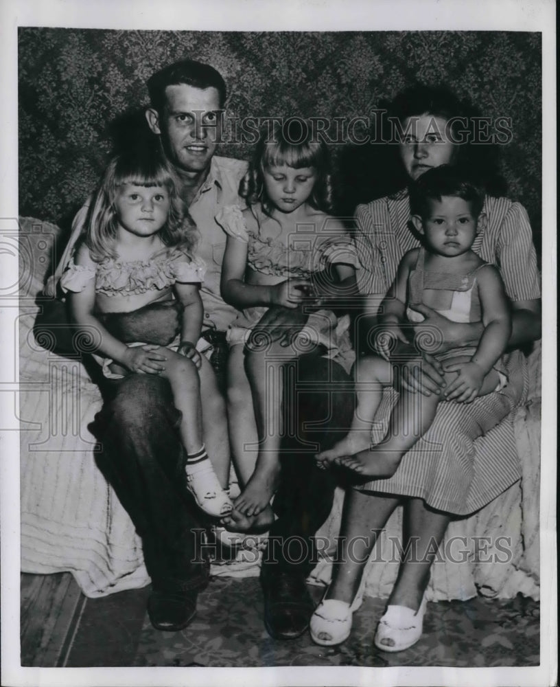 1959 Press Photo Back home with family after his conscience jail term Reavis
