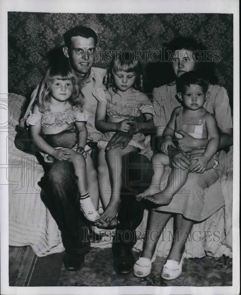 Load image into Gallery viewer, 1959 Press Photo Back home with family after his conscience jail term Reavis
