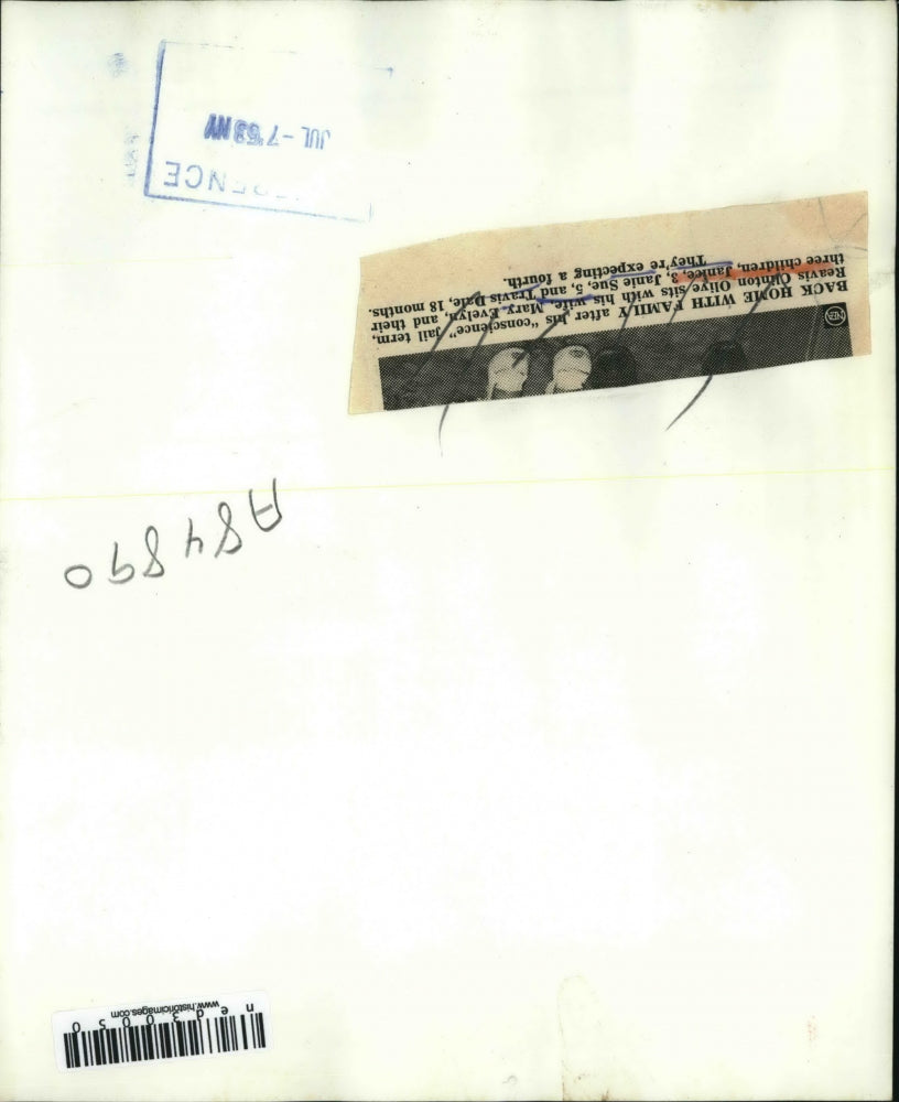 1959 Press Photo Back home with family after his conscience jail term Reavis