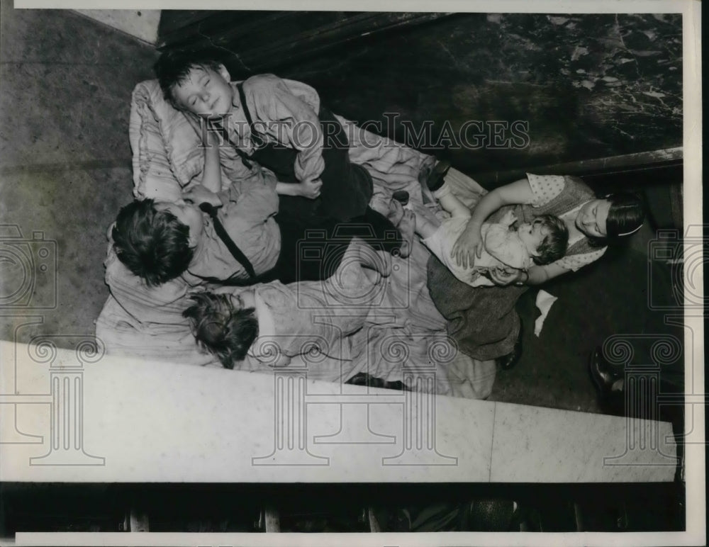 1936 Press Photo St Louis Mo Photo shows mother and 4 children members of a