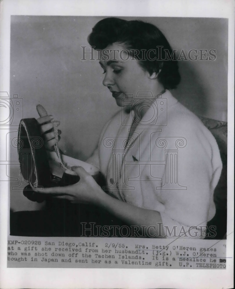 1955 Press Photo San Diego Calif Mrs Betty O'Heren gazes at a gift she received