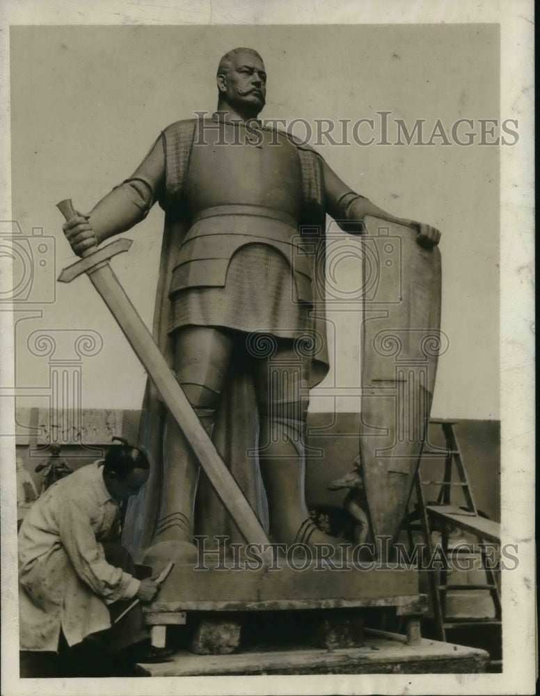 1930 Press Photo The Warrior by V H Seifert, German sculptor with huge statue he