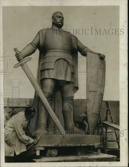 1930 Press Photo The Warrior by V H Seifert, German sculptor with huge statue he
