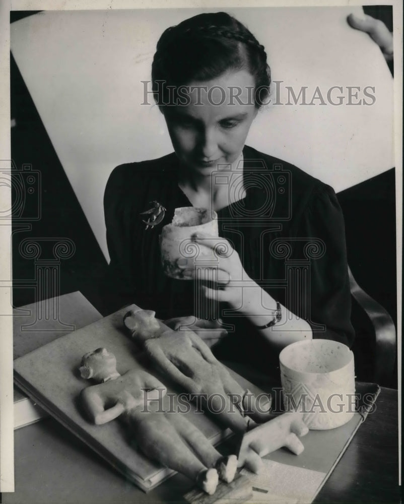 1940 Press Photo Chicago Mrs Calvin McEwan with 11 inch limestone figures