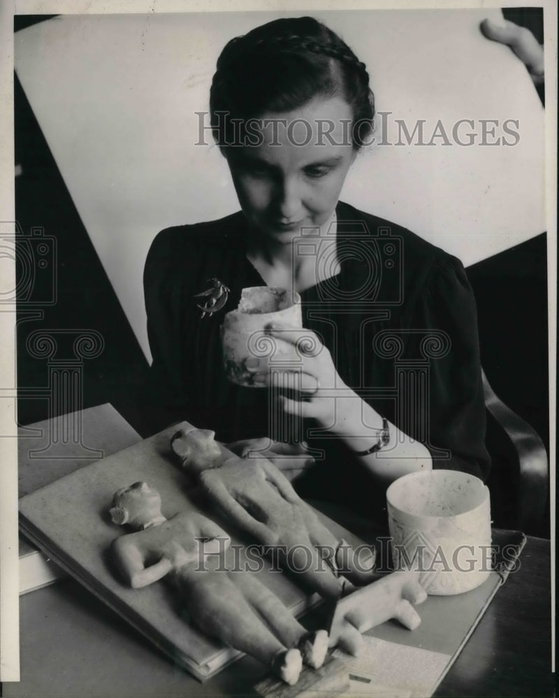 Load image into Gallery viewer, 1940 Press Photo Chicago Mrs Calvin McEwan with 11 inch limestone figures
