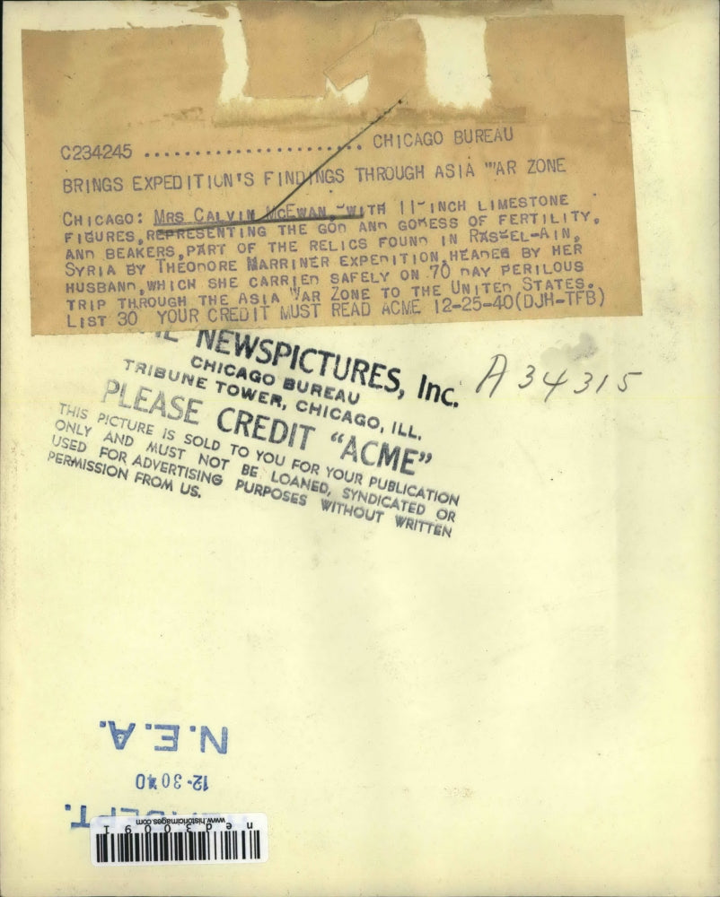 1940 Press Photo Chicago Mrs Calvin McEwan with 11 inch limestone figures