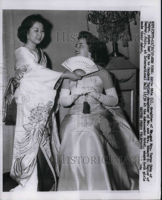 1957 Press Photo Akito Ohta shows her fan to Candace Taylor at Int'l. Ball.
