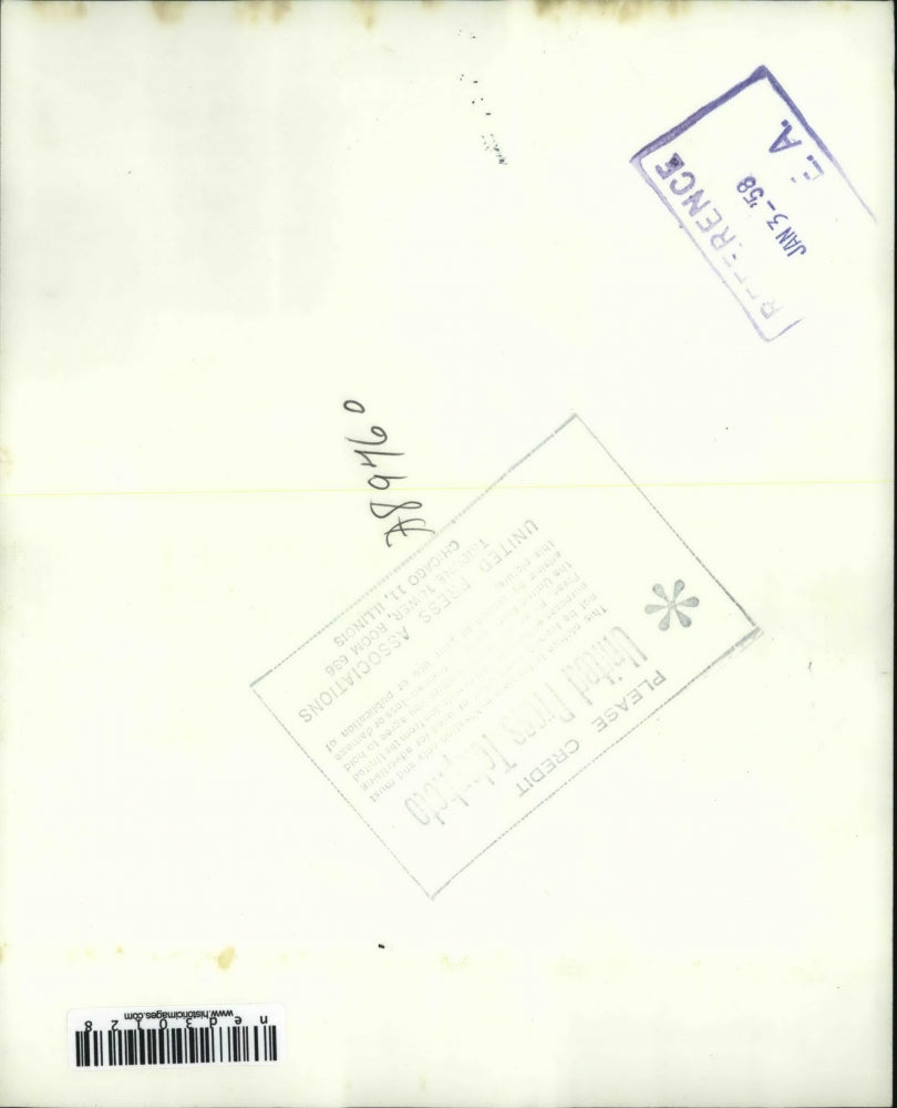 1957 Press Photo Akito Ohta shows her fan to Candace Taylor at Int'l. Ball.