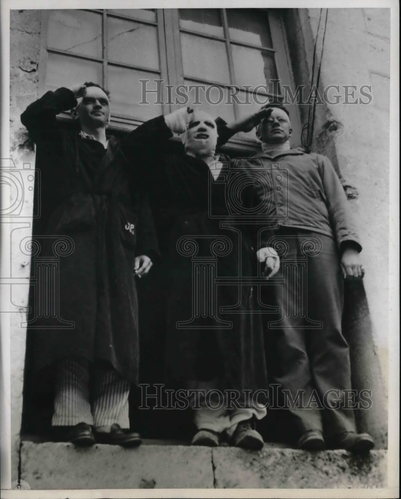 1944 Press Photo Three Soldiers and Patients at Hospital in France Saluting