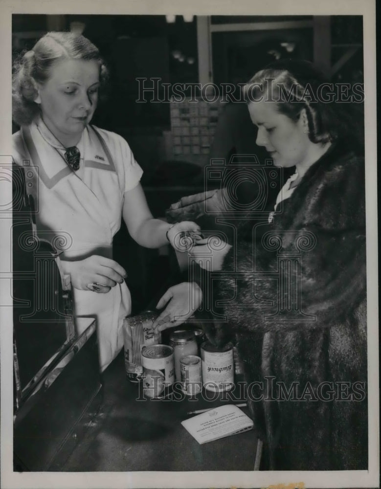 1944 Press Photo Charles Davis, Cashier, Turning Tokens Over as Change for Stamp