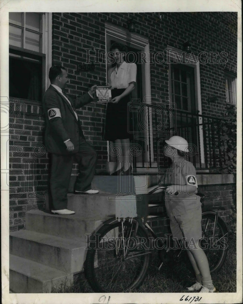 Load image into Gallery viewer, 1942 Press Photo Mrs Emmons Receiving V-Home Certificate from Government
