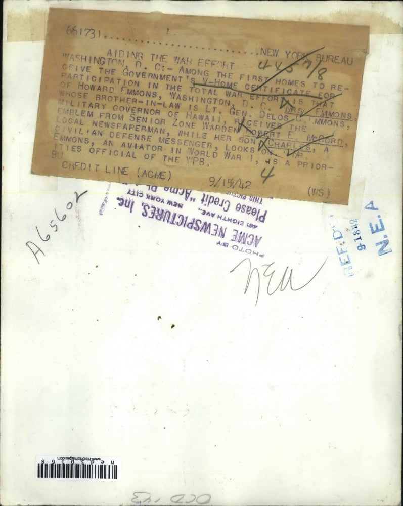 1942 Press Photo Mrs Emmons Receiving V-Home Certificate from Government