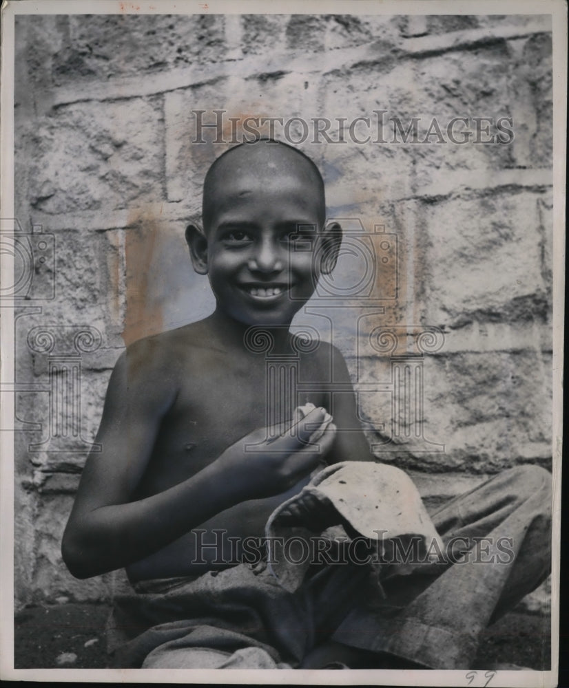 1953 Press Photo A Member Of The Younger Generation Is All Smiles After Taste