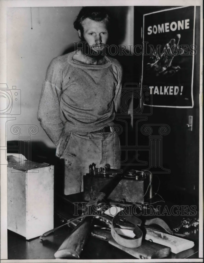 1943 Press Photo Robert Freeman Avoids Draft By Living in Hills For 15 Months