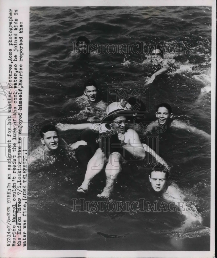 1929 Press Photo Maurice Maurel Joins Kids In The Hudson River