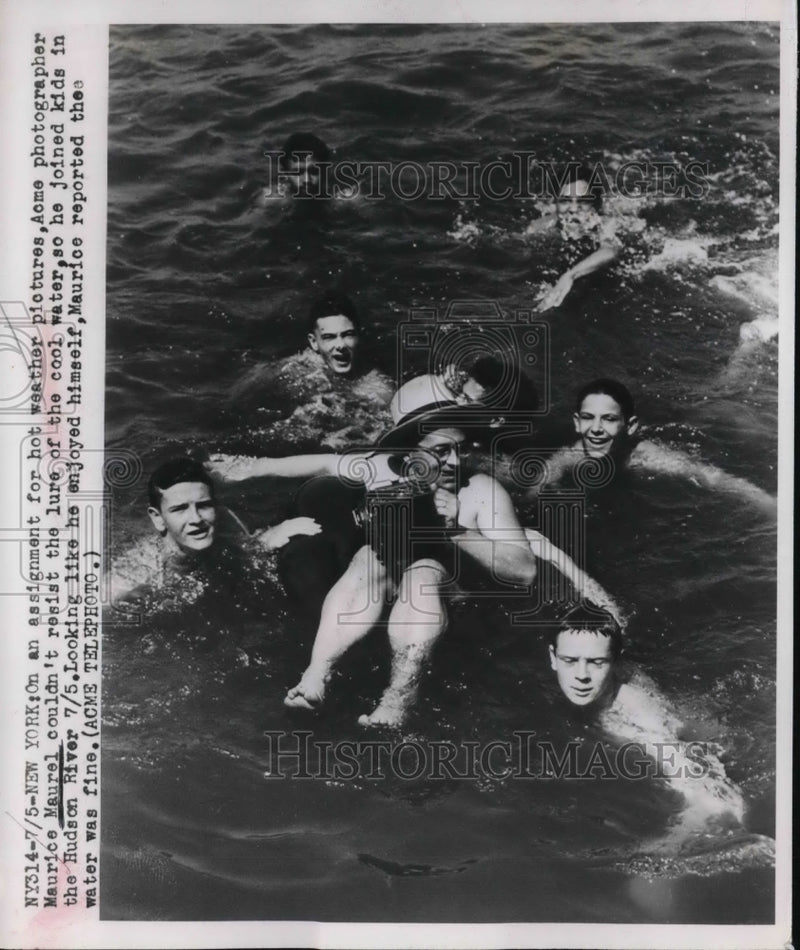 Load image into Gallery viewer, 1929 Press Photo Maurice Maurel Joins Kids In The Hudson River
