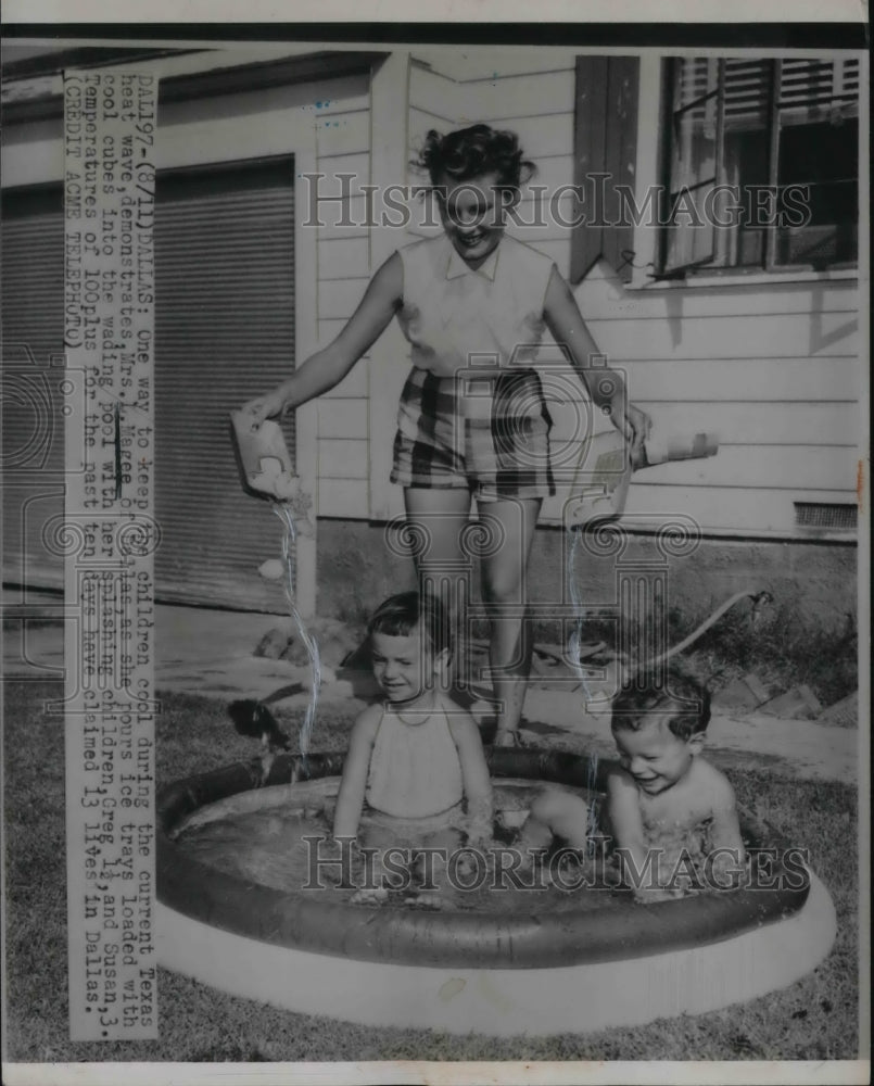 1951 Press Photo Mr. L Magee Keeps Children Cool With Ice Cube Filled Pool- Historic Images