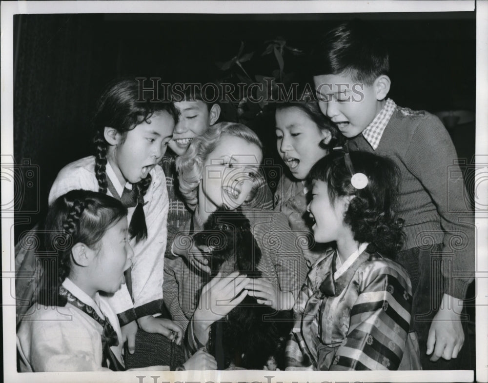 1954 Press Photo Young Choir Singers Entertain TV Actress Lorma Lynn