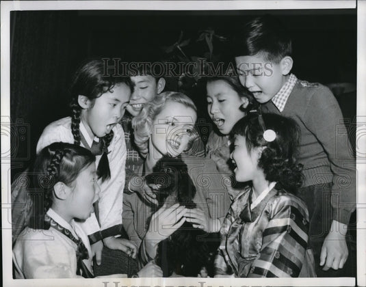 1954 Press Photo Young Choir Singers Entertain TV Actress Lorma Lynn