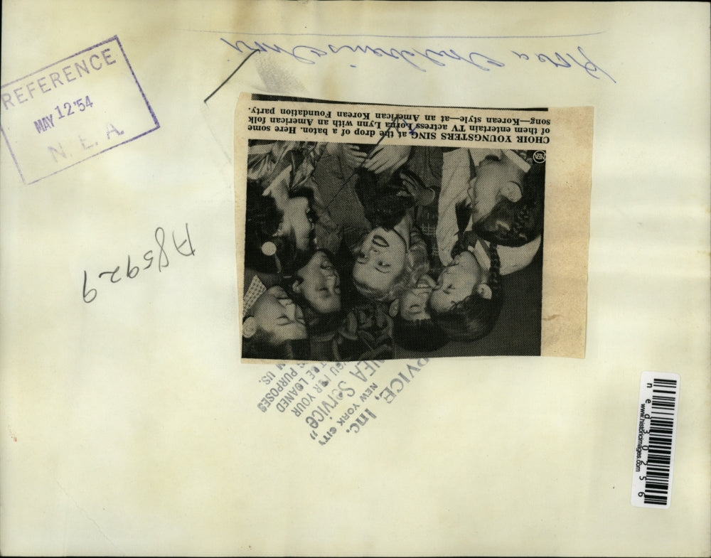 1954 Press Photo Young Choir Singers Entertain TV Actress Lorma Lynn