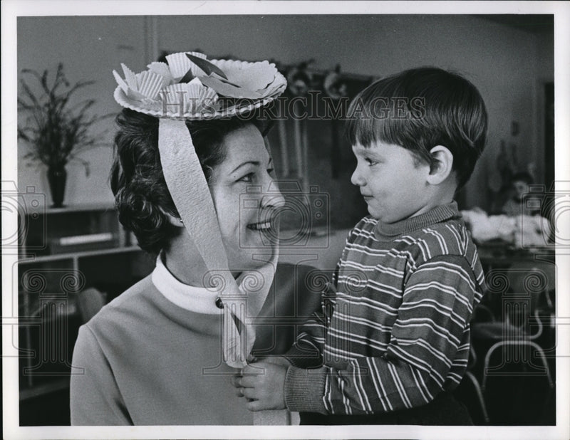 Load image into Gallery viewer, 1968 Press Photo Mrs. Ben H. Dickson And Alexander At Lakewood Nursery School
