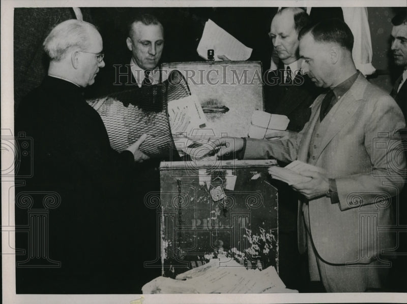 Load image into Gallery viewer, 1937 Press Photo Arthur Davis Counting Ballots Of Striking Employees

