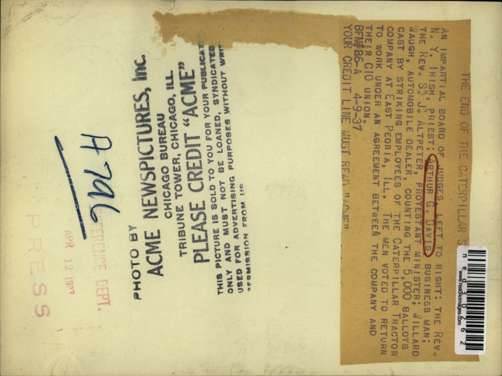 1937 Press Photo Arthur Davis Counting Ballots Of Striking Employees