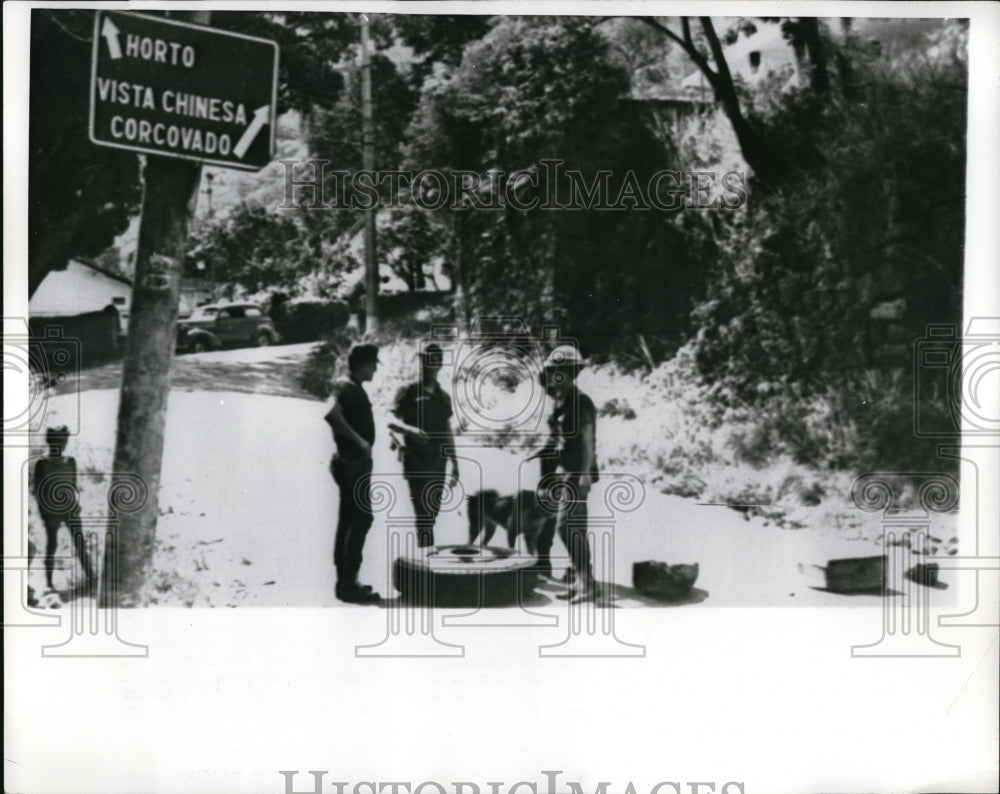 1970 Press Photo Armed soldiers and police searching for kidnapped ambassador