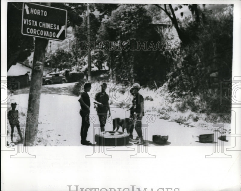 Load image into Gallery viewer, 1970 Press Photo Armed soldiers and police searching for kidnapped ambassador
