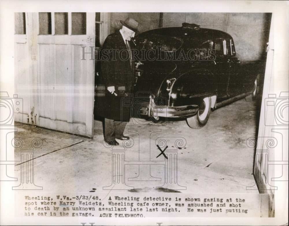 1948 Press Photo Detective Inspecting Spot of Harry Weidetz's Murder