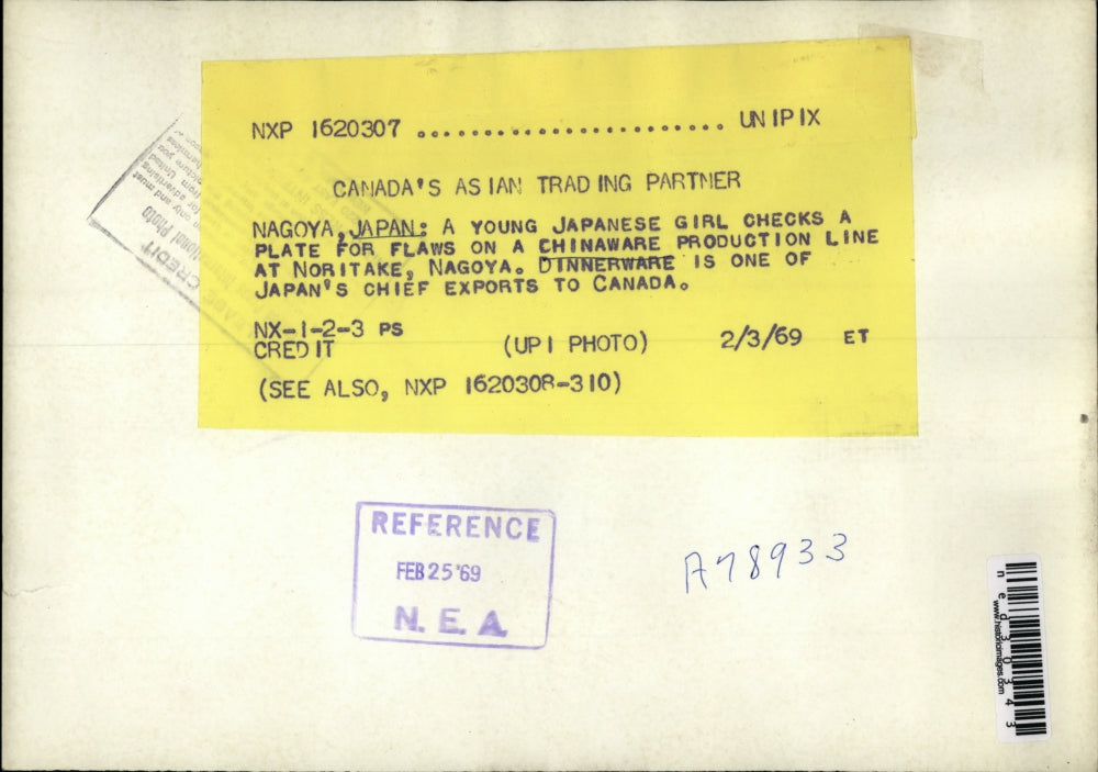 1969 Press Photo Japanese Girl Checking Plate for Flaws in Chinaware Prodcution