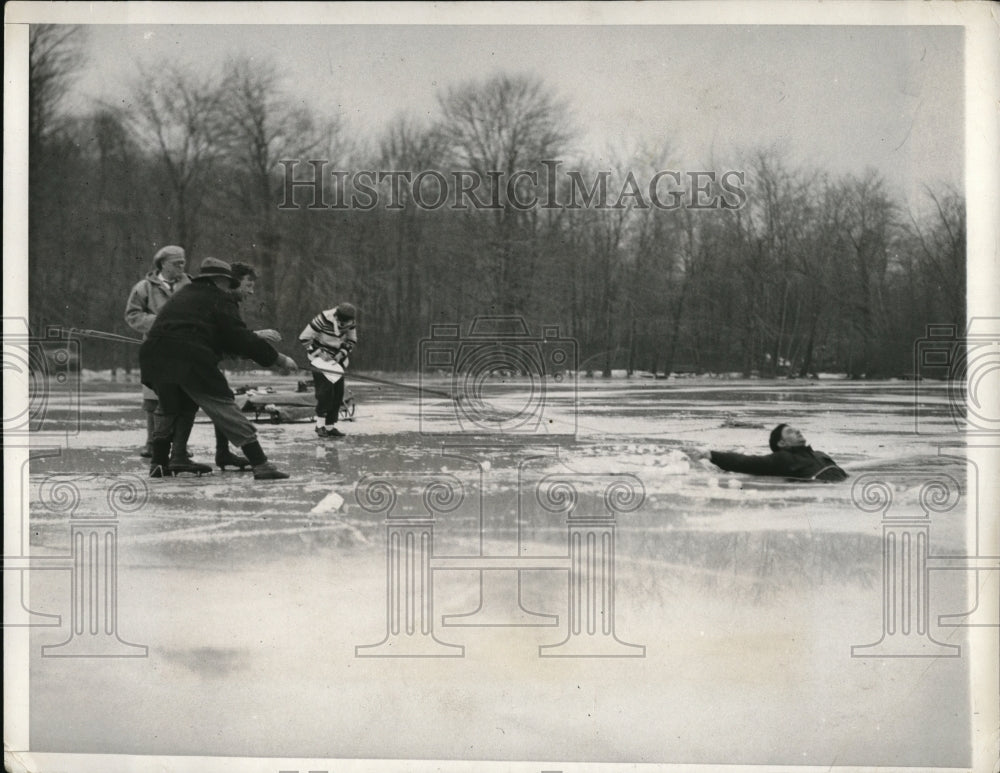 1932 Press Photo Men Practicing Ice Breakthrough Rescue