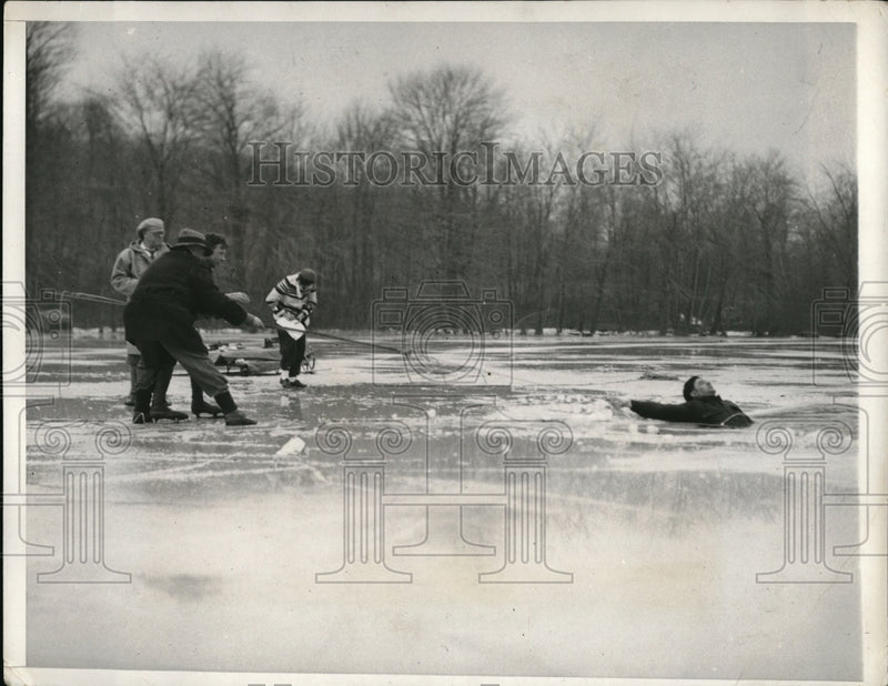 Load image into Gallery viewer, 1932 Press Photo Men Practicing Ice Breakthrough Rescue
