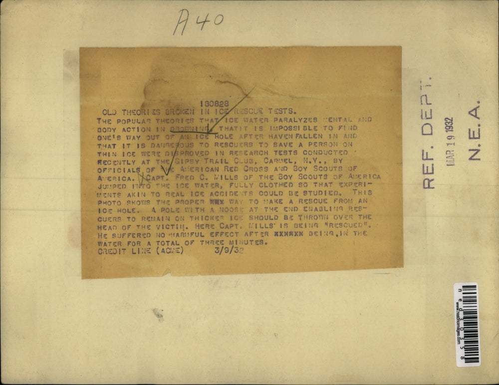 1932 Press Photo Men Practicing Ice Breakthrough Rescue