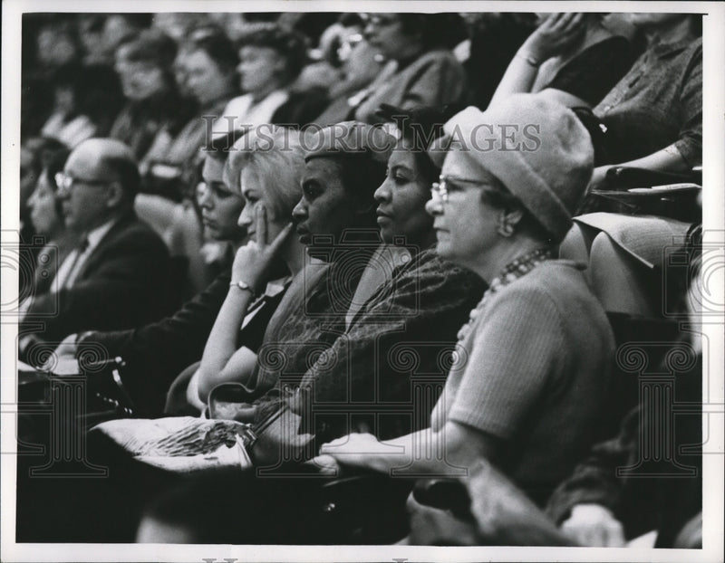 Load image into Gallery viewer, 1963 Press Photo Press Decorating School

