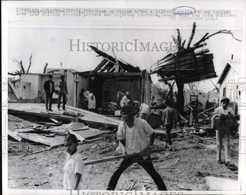 Load image into Gallery viewer, 1970 Press Photo Clean up begins after tornado struck Lubbock, Texas

