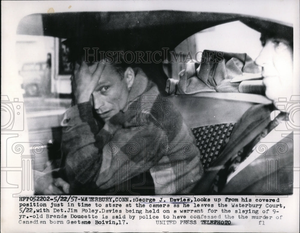 1957 Press Photo George J. Davies, held for murder, leaving Waterbury Court