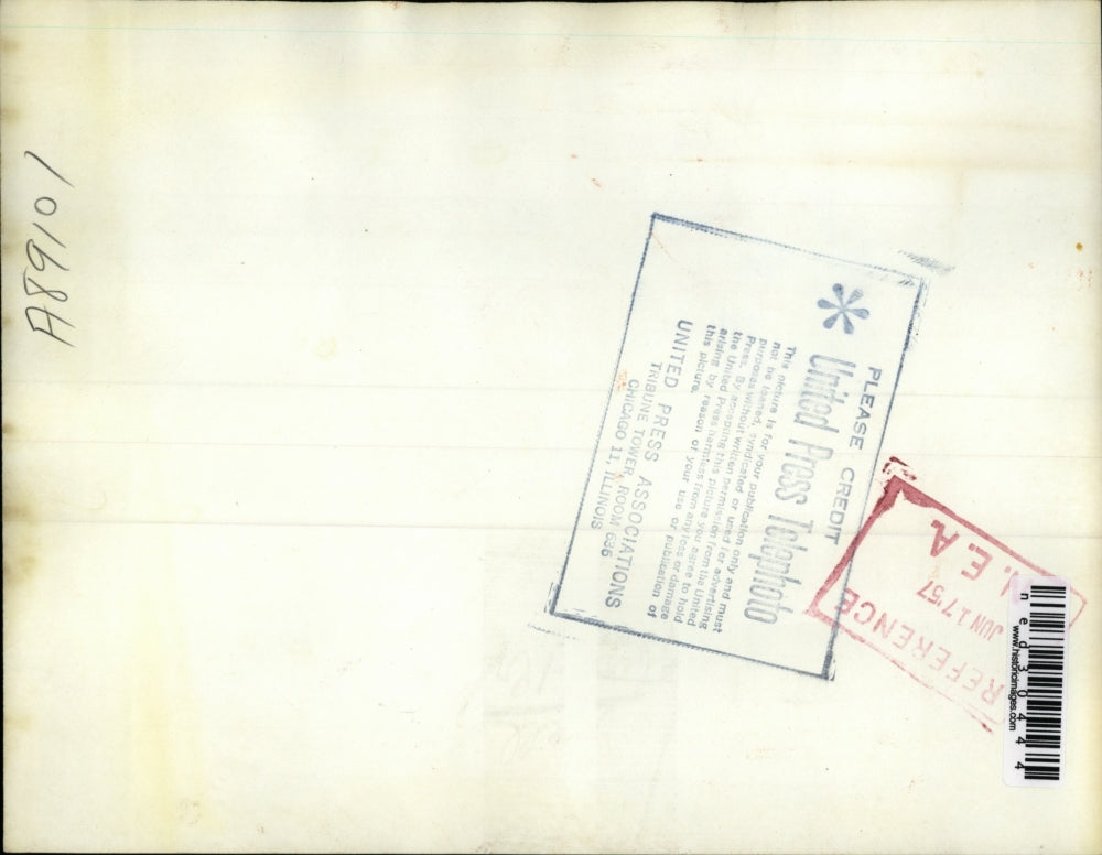 1957 Press Photo George J. Davies, held for murder, leaving Waterbury Court