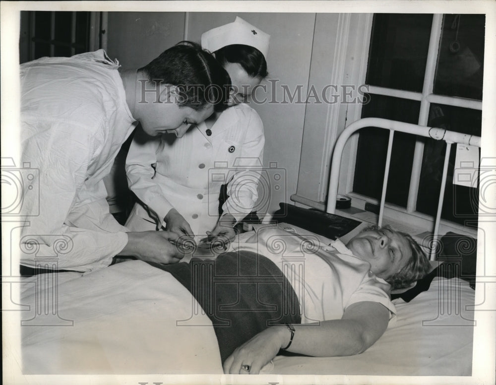 1943 Press Photo Mrs. Henry H. Arnold donates blood to Red Cross