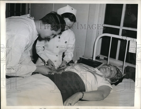 1943 Press Photo Mrs. Henry H. Arnold donates blood to Red Cross