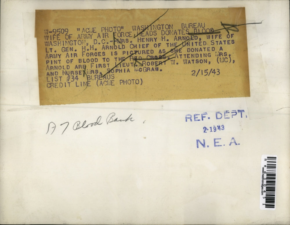 1943 Press Photo Mrs. Henry H. Arnold donates blood to Red Cross