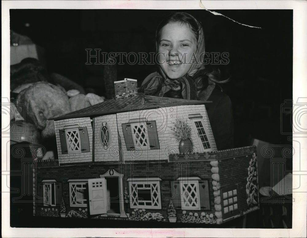 1954 Press Photo Ethel Schunemann and her Doll House
